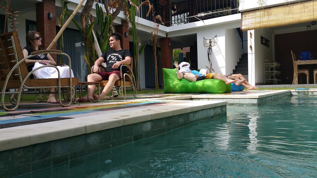 Base Guest House Canggu Buitenkant foto