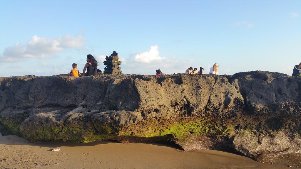 Base Guest House Canggu Buitenkant foto