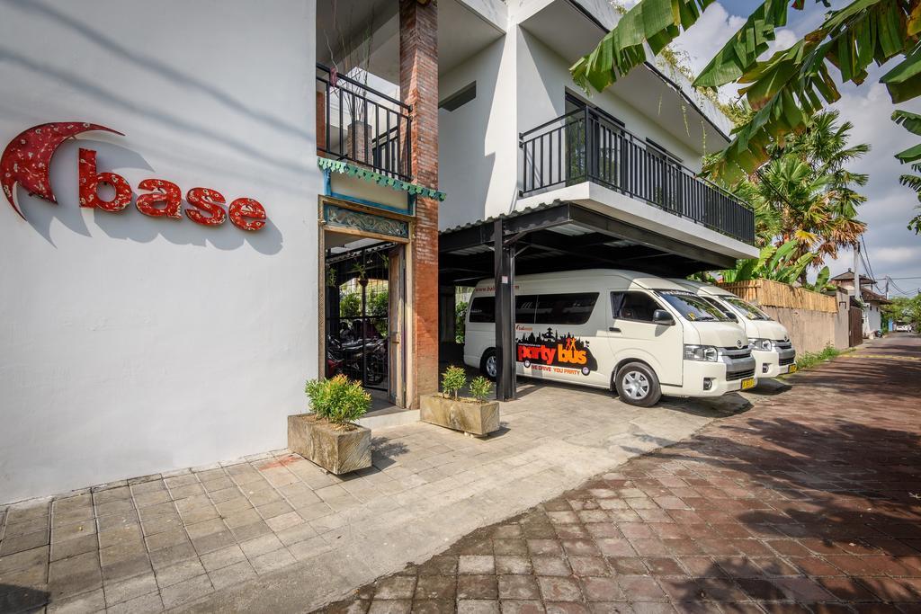 Base Guest House Canggu Buitenkant foto