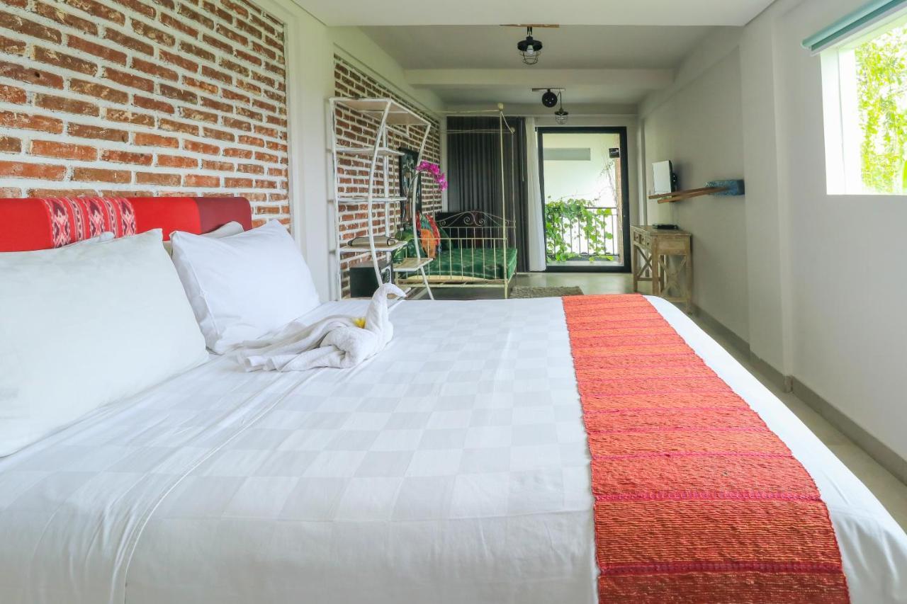 Base Guest House Canggu Buitenkant foto
