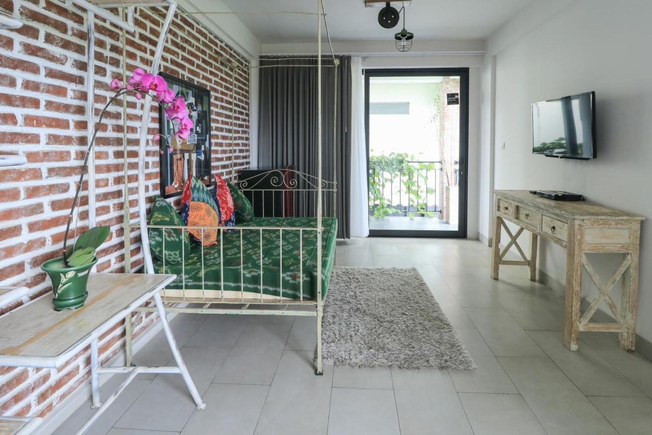 Base Guest House Canggu Buitenkant foto