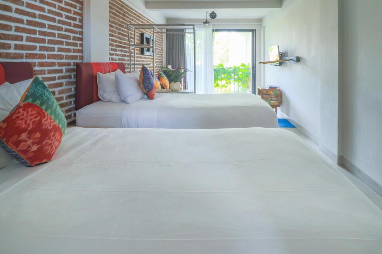 Base Guest House Canggu Buitenkant foto