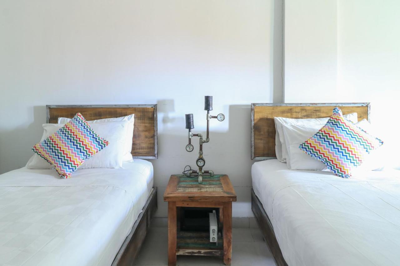 Base Guest House Canggu Buitenkant foto